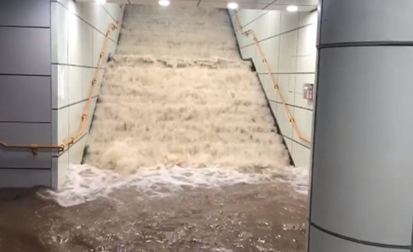 ▲▼韓首爾大暴雨，地鐵樓梯淹沒。（圖／翻攝自推特）