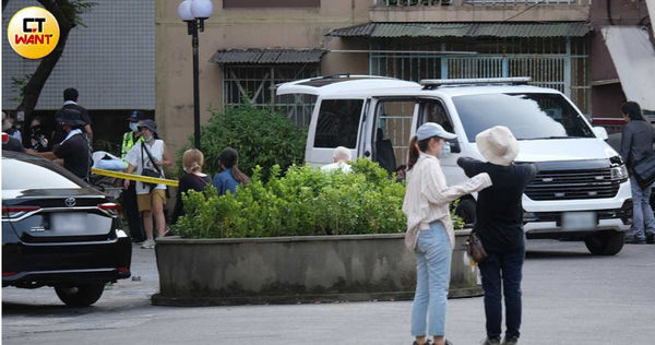 拍攝現場還有擔架和道具救護車在一旁備用。（圖／本刊攝影組）