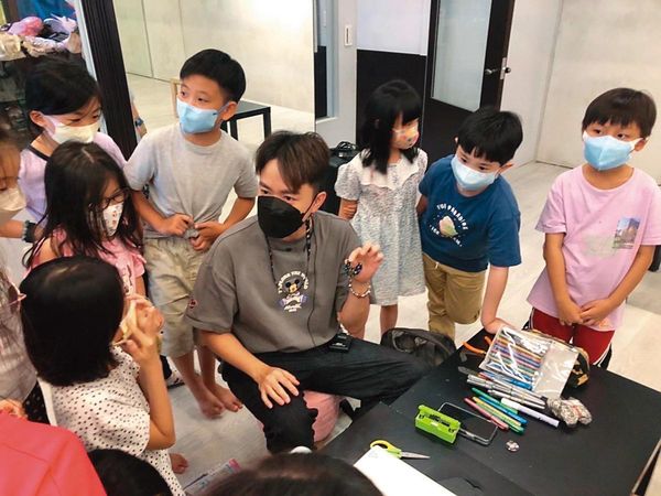 李岳在兒童夏令營，親自授課手作體驗。（藝騰娛樂提供）
