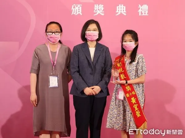 ▲▼2022年總統教育獎8月5日於台北圓山大飯店舉行頒獎典禮,最年輕得主是澎湖縣中興國小四年級黃宜萱同學(右),由總統蔡英文(中)頒發。(圖/教育部提供)