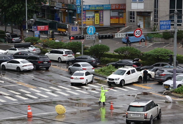 ▲▼首爾江南昨晚暴雨，許多民眾棄車逃生，直到今早仍有許多車輛散佈主要道路。（圖／達志影像／newscom）