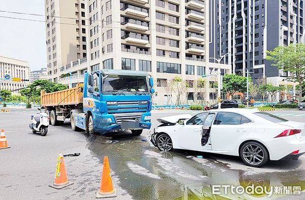 ▲桃園市黃姓女子今天上午10時許駕駛轎車行經正光路欲左轉大興西路，失控撞上直行的砂石車，轎車車頭幾乎全毀，警方到場處理。（圖／記者沈繼昌翻攝）