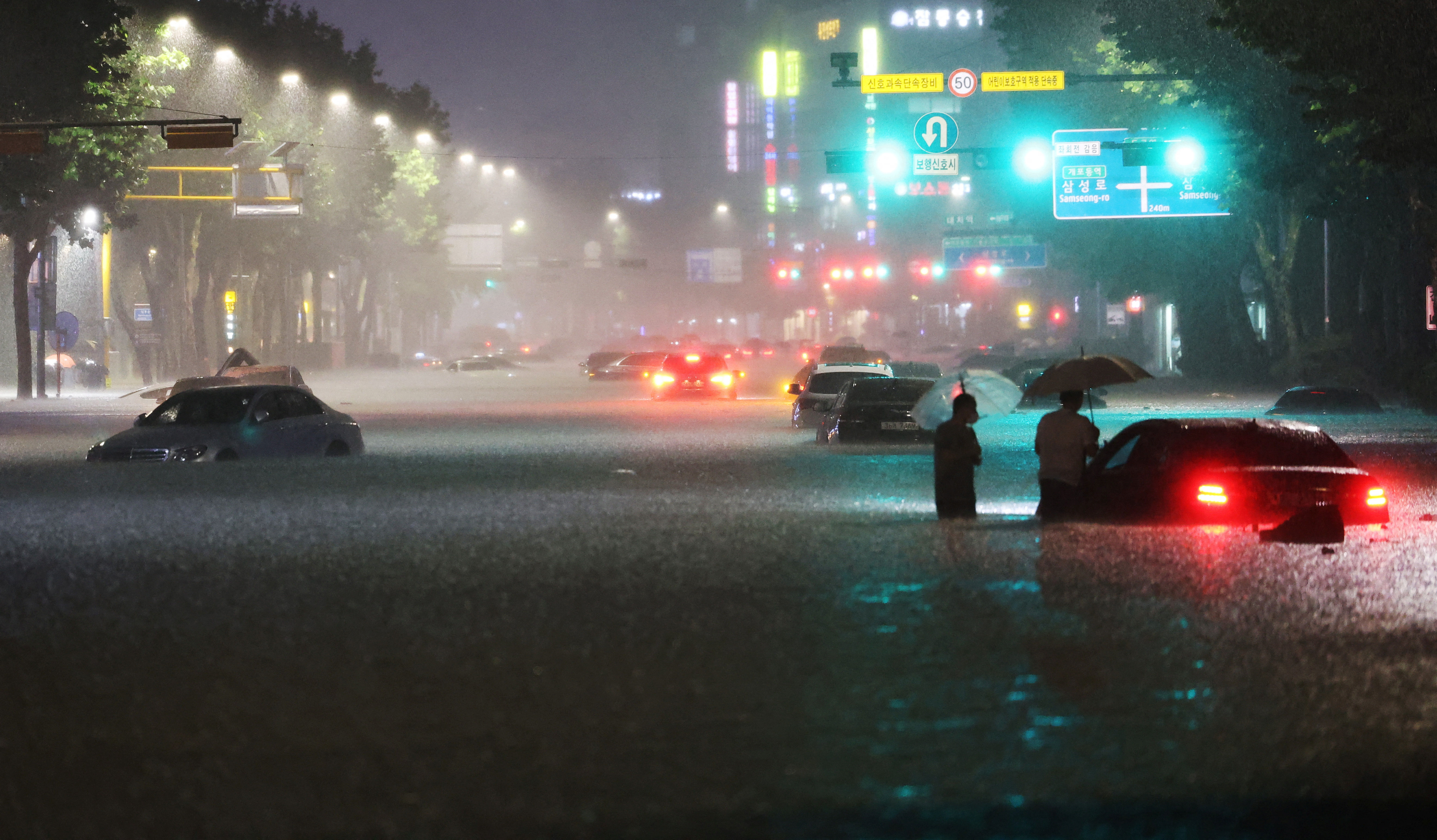 ▲▼南韓首都圈降下災難性暴雨，日雨量刷新115年紀錄新高。（圖／路透）