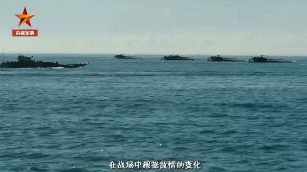 ▲▼共軍閩南演練「兩棲登陸」 搶灘畫面曝光。（圖／翻攝自微博）