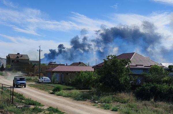 ▲▼俄軍在克里米亞的空軍基地，傳出巨大爆炸聲，並且竄出蕈狀黑煙。（圖／路透）