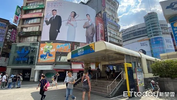 ▲▼捷運西門町站六號出口商業氣息濃厚,匯集不少逛街人潮。(圖/記者賴志昶攝)