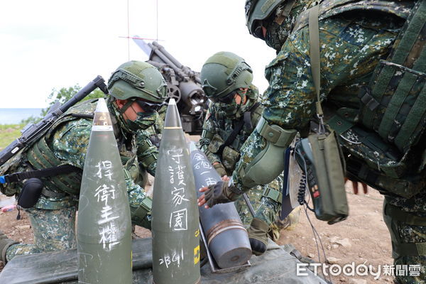 ▲▼「天雷操演」國軍在砲彈上寫上「捍衛主權、守護家園」。（圖／記者陳崑福翻攝）