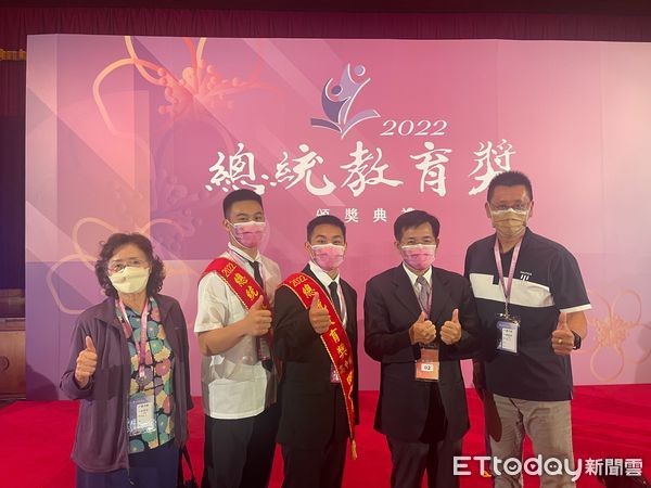 ▲▼南投縣立旭光高級中學共有2位同學獲得2022年總統教育獎,分別為高中部田奕聖同學(左二)、國中部張佑銘(右二),8月5日由黃泰吉教練(右一)、南投縣空手道協會主委許阿甘(左一)陪伴北上到圓山大飯店領獎。(圖/慈濟基金會提供)