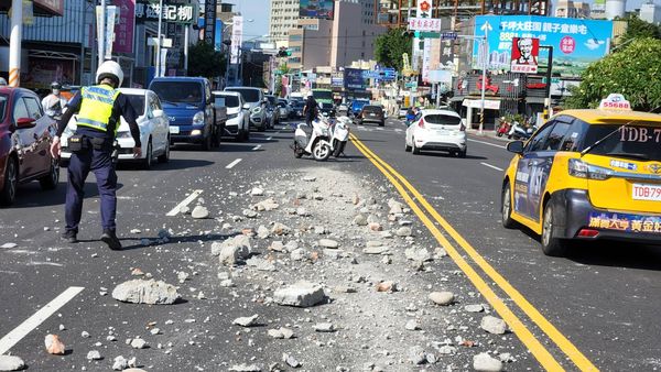 ▲▼一輛砂石車下午行經彰化鬧區時，沿路掉落碎石，長達掉5公尺，警方最高開罰18000元。（圖／民眾提供，下同）