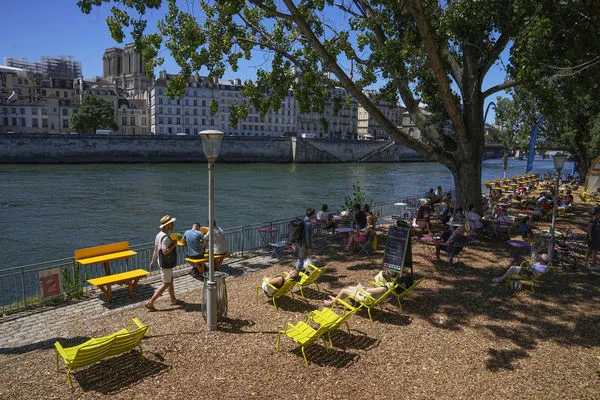 ▲▼巴黎夏天在塞納河畔舉行巴黎海灘 (Paris-Plages)活動,給暑假無法休假的巴黎人一個休閒空間。(圖/達志影像/美聯社)