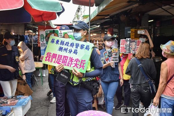 ▲潮州警分局結合潮州分局志工中隊「到潮好玩‧幸福村」等場所預防犯罪快閃宣導        。（圖／記者陳崑福翻攝，下同）