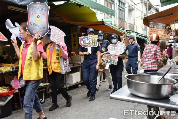▲潮州警分局結合潮州分局志工中隊「到潮好玩‧幸福村」等場所預防犯罪快閃宣導 。(圖/記者陳崑福翻攝,下同)