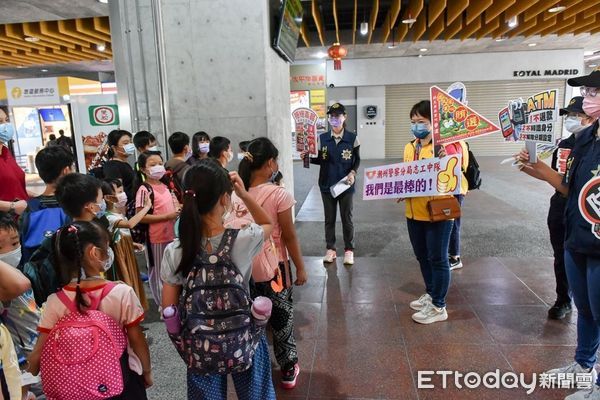 ▲潮州警分局結合潮州分局志工中隊「到潮好玩‧幸福村」等場所預防犯罪快閃宣導        。（圖／記者陳崑福翻攝，下同）