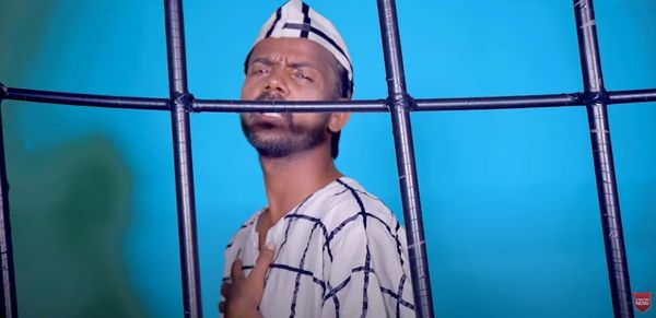 ▲▼阿洛姆在網上放出一部身著囚服唱歌的影片表達對警方的不滿。（圖／翻攝自YouTube／Hero Alom OFFICIAL）