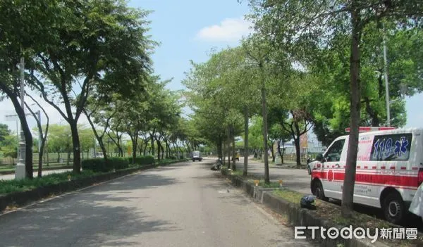 ▲▼機車男子自撞分隔島彈飛倒地,搶救40分鐘後仍告不治。(圖/民眾提供,下同)