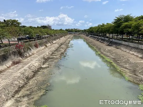 ▲六河局積極辦理轄管河川疏濬,包含曾文溪、鹽水溪、二仁溪及阿公店溪等河段疏濬作業,截止今年7月底其總疏濬量約達90萬立方公尺 。(圖/記者林悅翻攝,下同)