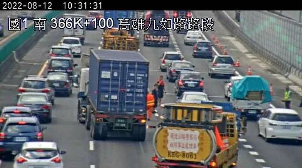 ▲▼國1南下嚴重車禍!3大貨車撞成一團 現場回堵時速不到30KM。(圖/記者賴文萱翻攝)