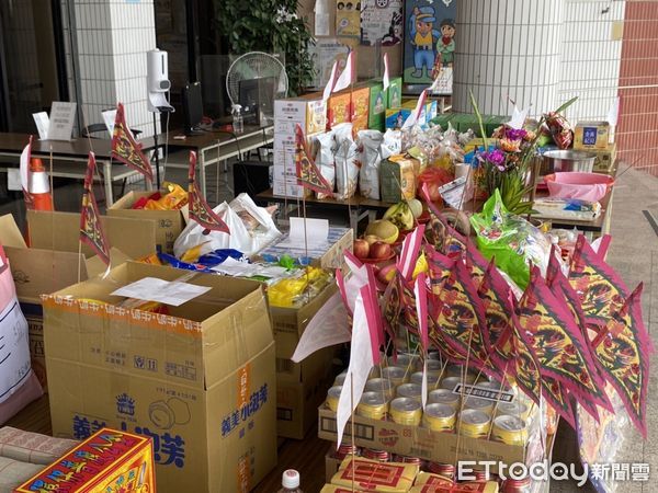 ▲東港警分局12日下午2點吉時在分局大門前舉辦中元普渡儀式 。(圖/記者陳崑福翻攝,下同)