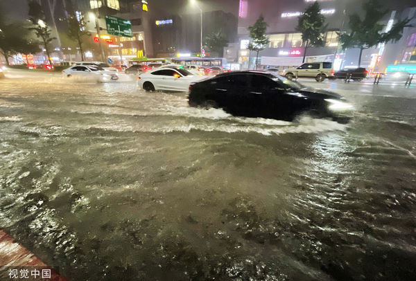 ▲▼南韓8日暴雨，首爾市江南區新殺站附近遭大水淹沒。（圖／CFP）