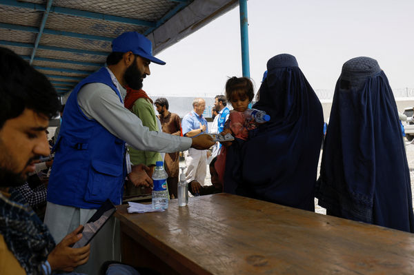 ▲▼阿富汗首都喀布爾7月28日一處援助中心前，許多流離失所的民眾排隊領取援助金。（圖／路透）