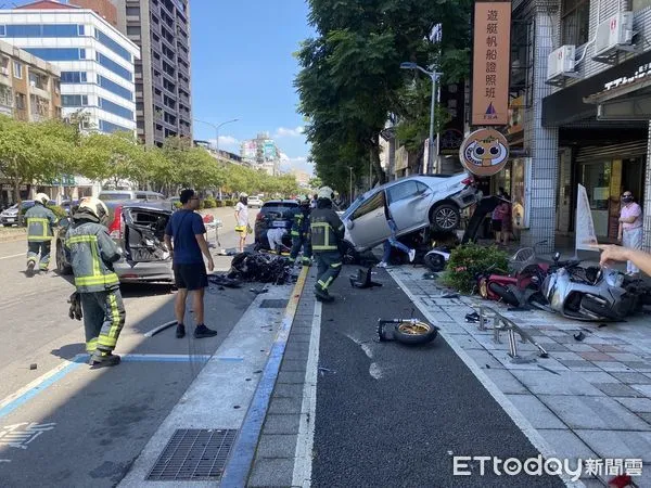 ▲▼台北市文山區羅斯福路六段今(13)日早上10時許一台轎車不明原因撞上路邊3台車。(圖/記者邱中岳翻攝)