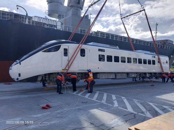 ▲▼台鐵EMU3000型新車藏彩蛋，8月交車編組線條為綠色，最快秋節後載客。（圖／台鐵）