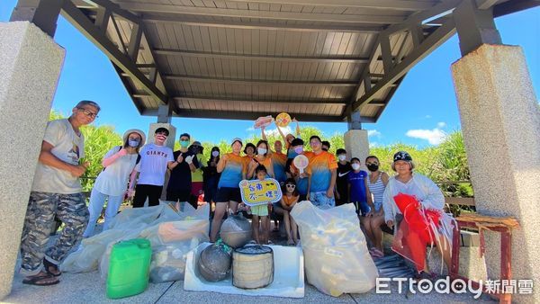 ▲台東縣環保局與綠島鄉公所紫坪淨灘。（圖／記者楊漢聲翻攝）