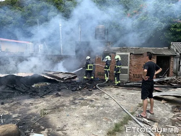 ▲▼苗栗通霄一名屋主亂丟未熄菸蒂引起屋旁空地雜物火警,濃煙串天讓附近民眾一度以為是住宅大火。(圖/記者蔡文淵翻攝)