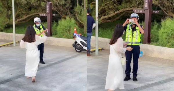 一名女子到澎湖旅遊，請警察幫忙拍照。（翻攝自爆廢公社公開版臉書）