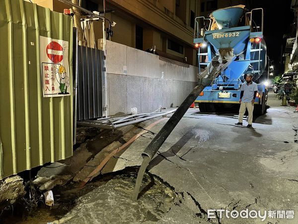 高雄市前金區一處新建建築工程14日發生道路塌陷。（圖／記者許宥孺翻攝）