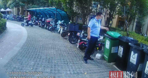 中國大陸男子將存有大筆現金的保險櫃，放到垃圾桶旁。（圖／翻攝自陸網）