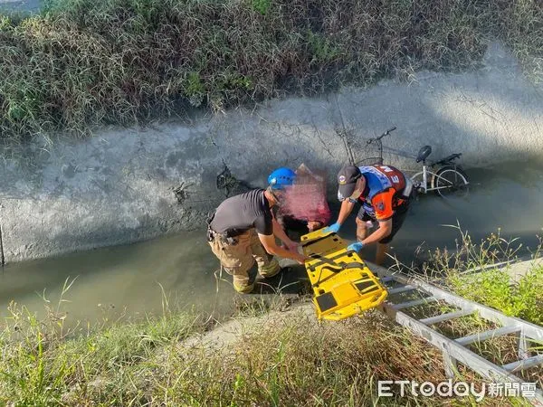 ▲1名80多歲婦人,16日上午8時4分許,騎單車行經台南市安南區郡安路時,疑一時不慎連人帶車跌落路旁圳溝內,消防人員搶救脫困送醫。(圖/民眾提供,下同)