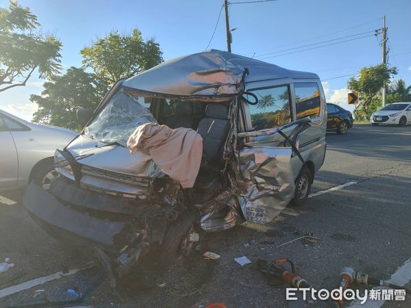 ▲小貨車與對向車道與另一輛自小客車對撞。（圖／記者楊漢聲翻攝）