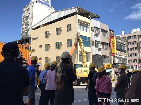 ▲▼▲14日一處工地發生道路坍塌，導致附近民宅傾斜變危樓，居民緊急撤離，16日讓受災戶限時10分鐘，進危樓拿東西。（圖／記者賴文萱翻攝）