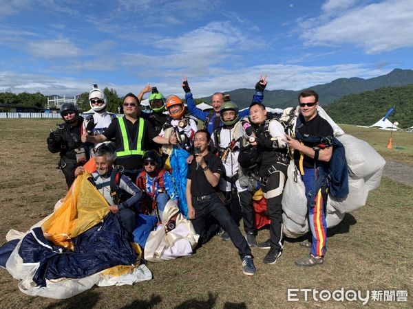 ▲全台首波高空跳傘表演鹿野高台登場。（圖／記者楊漢聲翻攝）