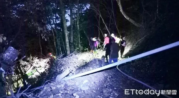 ▲桃園市消防局15日傍晚接獲報案指稱,林姓工人維修台7線公路邊坡工程時突然失蹤,警消人員入山搜尋。(圖/記者沈繼昌翻攝)