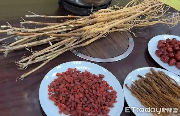 ▲「食紳枸尾雞料理專賣店」推出感恩回饋活動。(圖/記者林悅翻攝,下同)