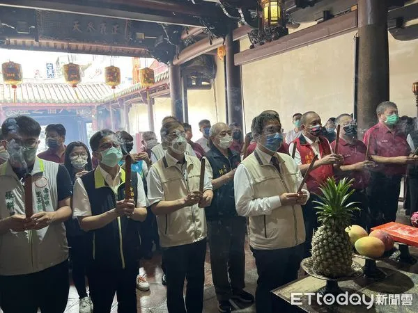 ▲台南市長黃偉哲、消防局長李明峯,在祀典武廟與主委林培火、副主委余水木等人,共同宣布「火神護祐、平安祈福3-府城百年逐燧蔭平安」消防燈籠繪畫比賽活動正式啟動。(圖/記者林悅翻攝,下同)