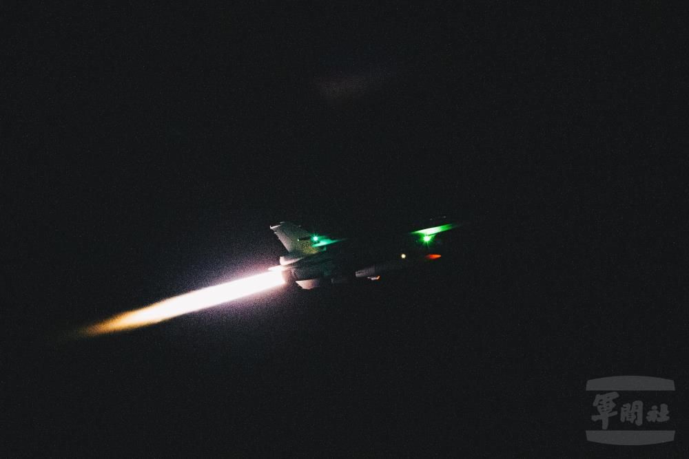 ▲空軍花蓮基地F-16V戰機夜間緊急起飛。（圖／軍聞社）