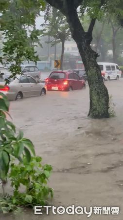 ▲南投市區彰南路一段的自來水廠前因暴雨淹大水，多輛汽機車熄火受困。（圖／熱心民眾鄭群傑提供）