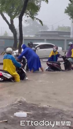 ▲南投市區彰南路一段的自來水廠前因暴雨淹大水，多輛汽機車熄火受困。（圖／熱心民眾鄭群傑提供）