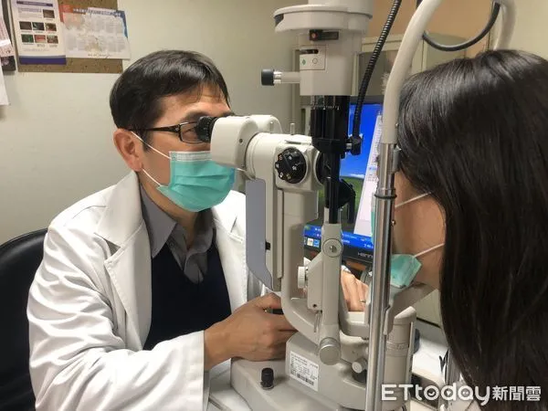▲染疫民眾解隔離後突視力模糊,醫師診斷是隔離期追劇致乾眼症惡化。(圖/衛福部南投醫院提供)