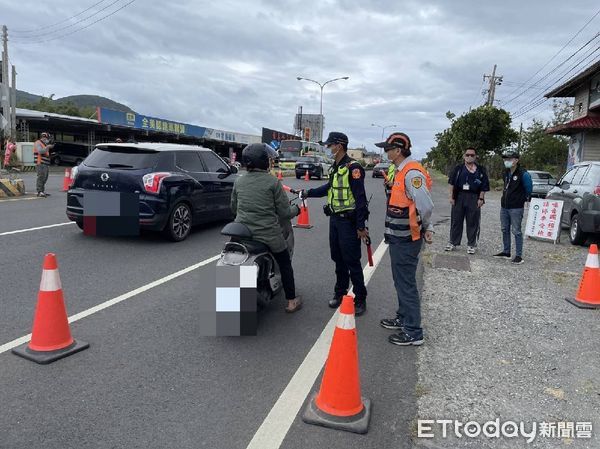 ▲恆春警方加強取締中山老街周週交通違規案             。（圖／記者陳崑福翻攝，下同）