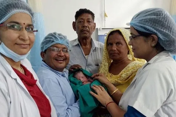 ▲▼印度拉賈斯坦邦(Rajasthan)一名70歲老婦生小孩。(圖/翻攝臉書)