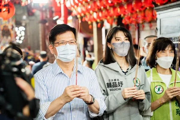 ▲▼林佳龍上午參拜汐止濟德宮、掃中正市場 賴品妤。(圖/林佳龍競選辦公室提供)