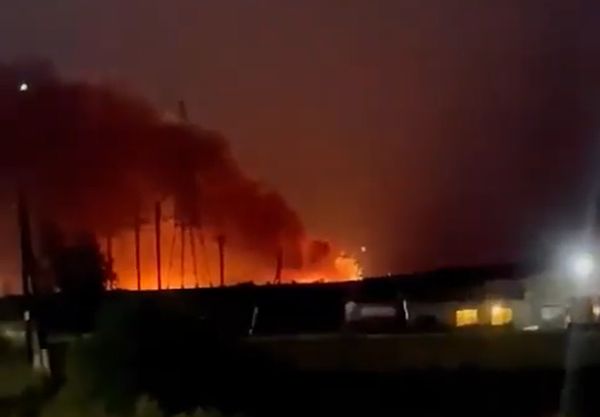 ▲▼俄羅斯蒂莫諾沃村（Timonovo）的軍火庫在18日晚間發生爆炸。（圖／翻攝自推特）