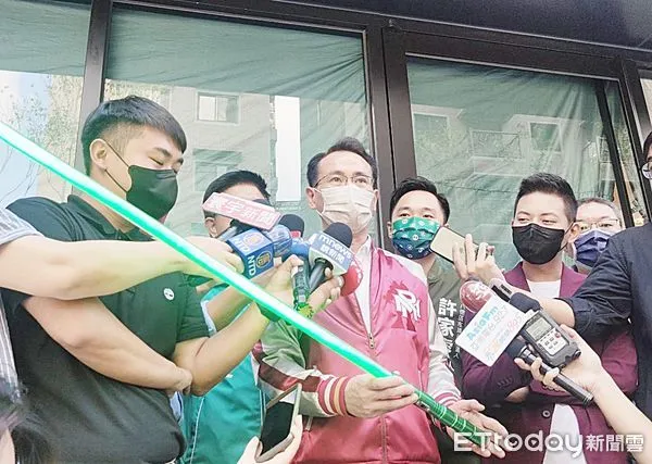 ▲民進黨桃園市長參選人鄭運鵬今(19)日受訪時指出,參選是正面有政策的選舉,大家有心用正面方式選舉都值得期待與尊重。(圖/記者沈繼昌翻攝)