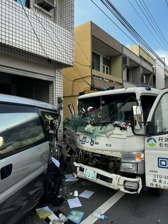▲彰化鹿港清潔隊資源回收車發生車禍。（圖／民眾提供）