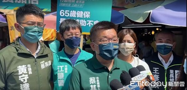 ▲民進黨台中市長候選人蔡其昌前往向上市場掃街拜票。（圖／記者游瓊華翻攝）