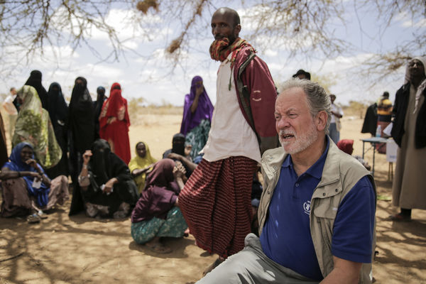 ▲▼聯合國世界糧食計劃署執行主任比斯利（David Beasley）在肯亞北部村落的一棵樹下，對處在飢荒狀態的民眾發表演說。（圖／達志影像／美聯社）